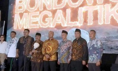 KENALKAN BUDAYA ASLI: Bupati KH.Salwa Arifin didampingi para pejabat Forkopimda membuka Pagelaran Budaya Bondowoso Megalitikum 2019