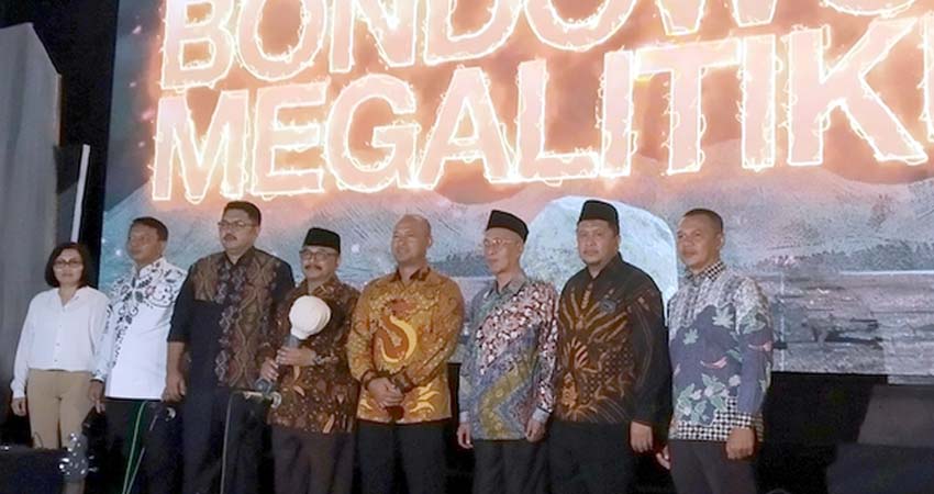 KENALKAN BUDAYA ASLI: Bupati KH.Salwa Arifin didampingi para pejabat Forkopimda membuka Pagelaran Budaya Bondowoso Megalitikum 2019