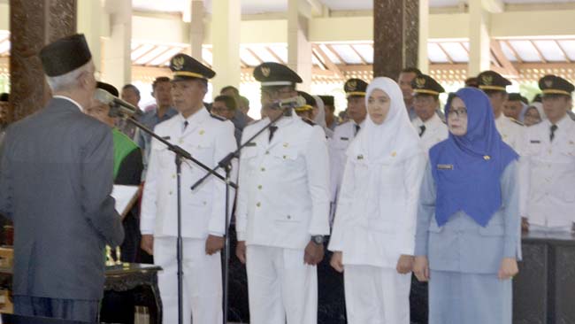 DIMUTASI: Sebanyak 182 ASN Pemkab Bondowoso lingkup OPD, pendidikan, dan kesehatan dipindahtugaskan pada jabatan baru eselon III dan IV. (foto: ido)