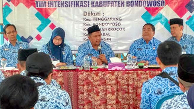 Sekda Bondowoso H. Syaifullah didampingi Kepala Bapenda Endang Hardiyanti saat evaluasi pelunasan PBB-P2 2019 di kecamatan-kecamatan