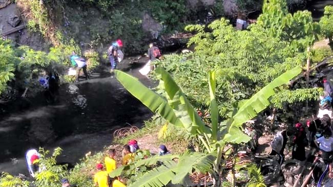 CINTA LINGKUNGAN: Masyarakat Bondowoso ramai-ramai membersihkan sungai dari sampah plastik