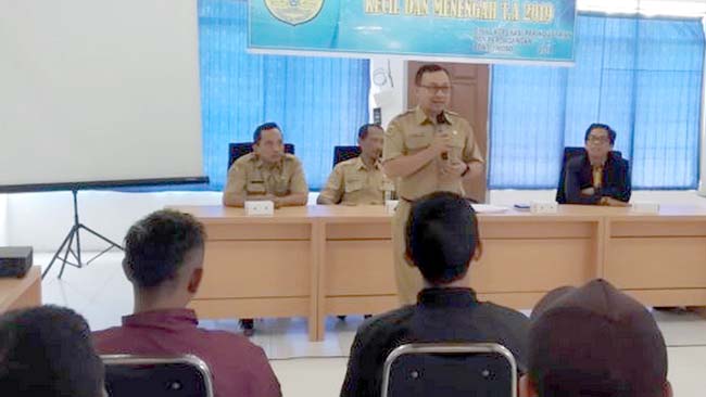 Sigit Purnomo, Kepala Diskoperindag Bondowoso saat membuka Pelatihan Peningkatan Kemampuan Pelaku IKM Kerajinan Kuningan Bondowoso 2019