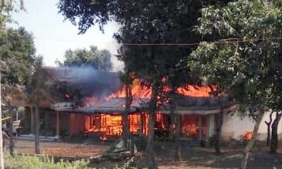 TERBAKAR: Dua rumah warga Desa Mrawan Kecamatan Tapen, Bondowoso ludes terbakar, Selasa (10/9/2019)