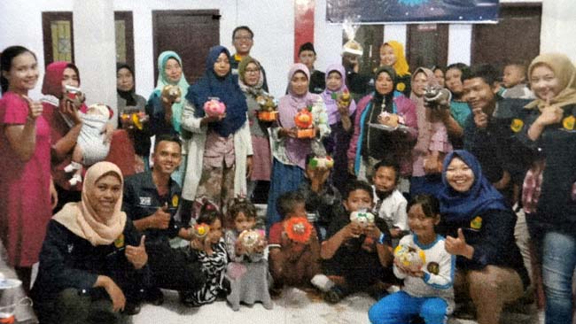 Mahasiswa KKN UNEJ bersama ibu-ibu PKK Desa Bataan Kecamatan Tenggarang, Bondowoso menyulap limbah serbuk kayu menjadi boneka potty. (ido)