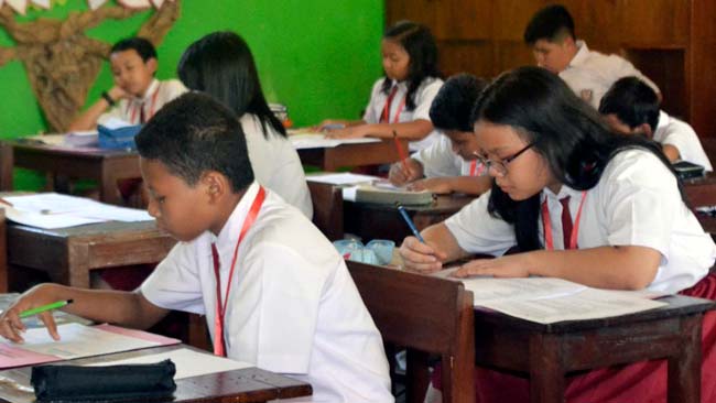 ADA KESEMPATAN: Ssiswa lulusan SD yang tidak lolos PPDB SMPN 2019 Sistem Zonasi di Bondowoso masih bisa mendaftar ke SMPN yang pagunya belum terpenuhi. (ido)