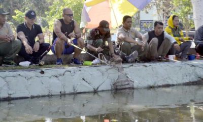 Dandim 0822 Bondowoso Letkol Inf. Jadi (kacamata) meramaikan lomba pancing di kolam ikan Koramil Tenggarang. (ido)