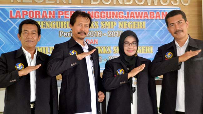 JABAT LAGI: Suyitno, M.Pd. kepela SMPN 1 Sukosari (dua dari kiri) terpilih kembali Ketua MKKS SMPN Bondowoso periode 2019-2022. (ido)