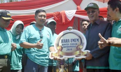 JUARA UMUM: Bupati KH. Salwa Arifin menyerahkan trofi juara umum Kontes Ternak Sapi Bondowoso 2019 pada Camat Tamanan Dwi Wahyudi. (ido)