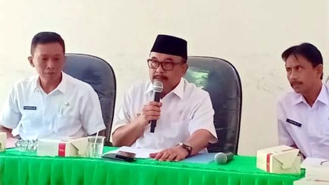 PIMPIN RAKOR: Kepala Disdikbud Bondowoso, H. Harimas (tengah) didampingi Kabag Kesra, Rahmatullah (kiri) dan Kepala BPKAD, Wiratmo Mulyanto