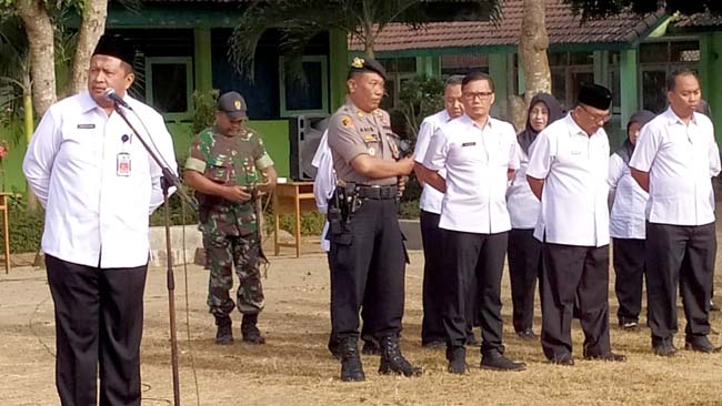 TURUN LAPANGAN: Sekda Bondowoso, H. Syaifullah didampingi Kadisdikbud, H. Harimas mendadak mengunjungi SMPN 1 Pujer, Rabu pagi (28/8/2019). (ido)