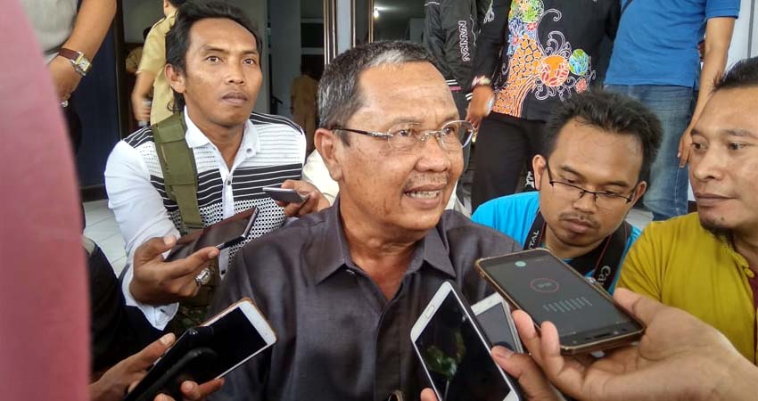 H Ahmad Dafir Ketua DPRD.Kabupaten Bondowoso tegaskan sudah terpenuhi syarat untuk melakukan hak interpelasi.(foto.dul .memontum.com , Bondowoso)