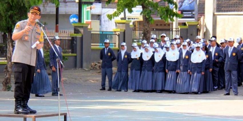 Kapolres Bondowoso AKBP Febriansyah pembina upacara di SMAN 2 setempat, Senin pagi (30/9/2019)