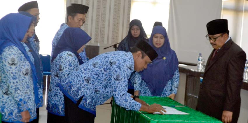 SERTIJAB: Sebanyak 77 Kepala SD dan SMP serta Pengawas melaksanakan serah terima jabatan disaksikan Kepala Disdikbud Bondowoso, H.Harimas, Selasa pagi (1/10/2019). (foto: ido)