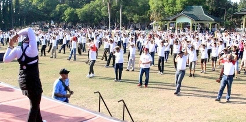 TOLAK KERUSUHAN: Kapolres Bondowoso, Dandim 0822, dan Forkopimda berbaur dengan ribuan warga olahraga senam bersama sambil deklarasi tolak kerusuhan