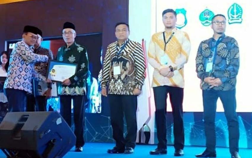 Penganugerahan kepatuhan Standar Pelayanan Publik Tahun 2019 oleh ombudsman kepada Bupati Bondowoso Kiyai Salwa Arifin.(foto.dul.memontum)