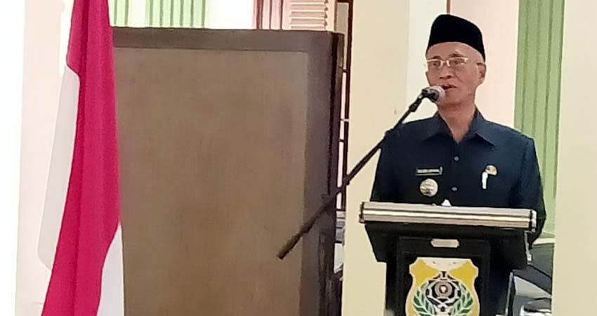 Bupati Bondowoso Salwa Arifin memberikan ucapan selamat kepada 295 ASN peserta PI. (dul)