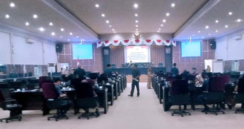 Suasa pembentukan pansus di gedung DPRD Bondowoso (foto Dul.Memontum.com)