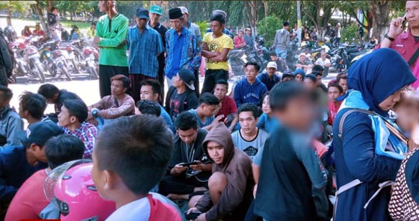 Tampak anak-anak mengikuti Aksi Demo di depan Pemkab.Bondowoso ( foto Dul.Memontum.com)