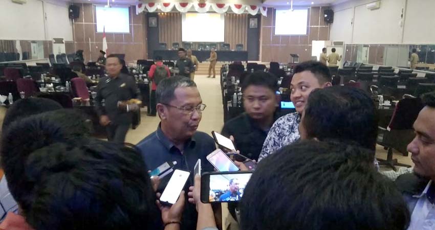 H Ahmad Dafir tengah memberikan keterangan seusai sidang Paripurna (foto dul memontum.com)