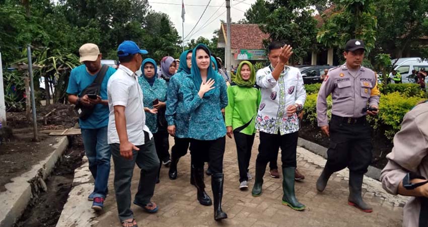 Arumi Bachsin saat menuju lokasi terdampak banjir