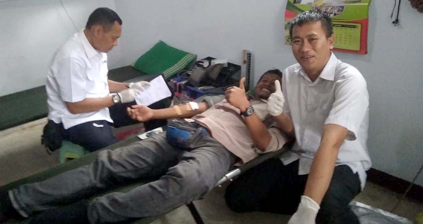 Moh.Afif Ketua PMI Bondowoso dampingi Pendonor (foto Dul.Memontum.com)