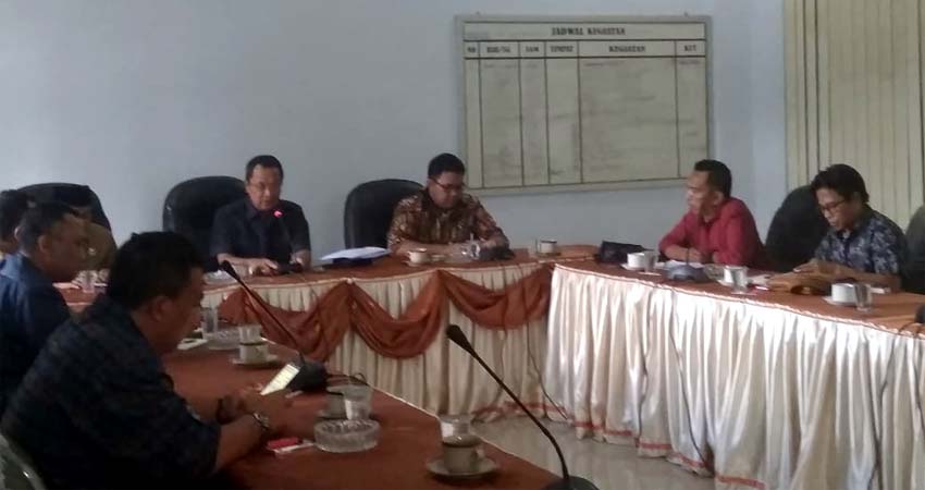 Hearing; pimpinan DPRD temui aktivis peduli Bondowoso.(foto dul.memontum.com)