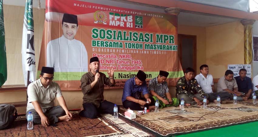 Nashim Khan Anggota DPR-RI saat menyapa warga Bondowoso (foto.dul.memontum.com)