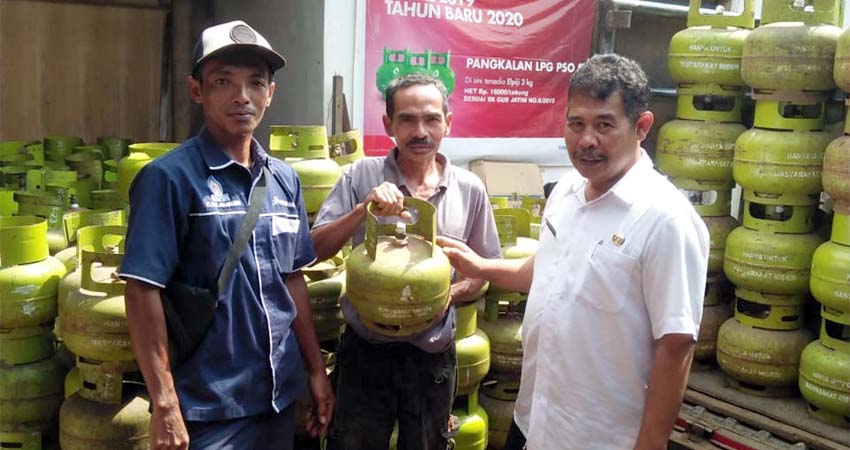 Aris Wasiyanto Kabag.Perekonomian Saat pantau langsung operasi gas LPG 3kg (foto dul.memontum.com)