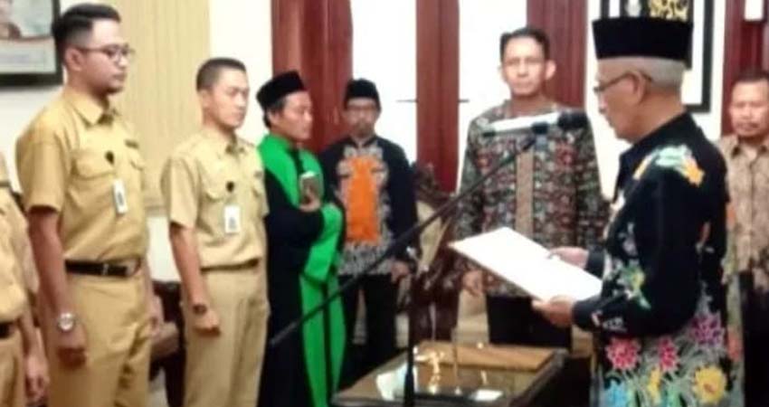 Bupati Bondowoso Salwa Arifin saat membacakan sumpah pelantikan pejabat auditor ( foto dul.memontum.com)