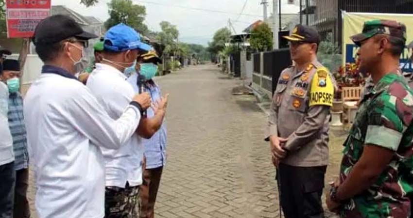 AKBP Erick Frendriz Kapolres Bondowoso saat bentuk kawasan Phisycal Distancing ( foto dul.momentum)