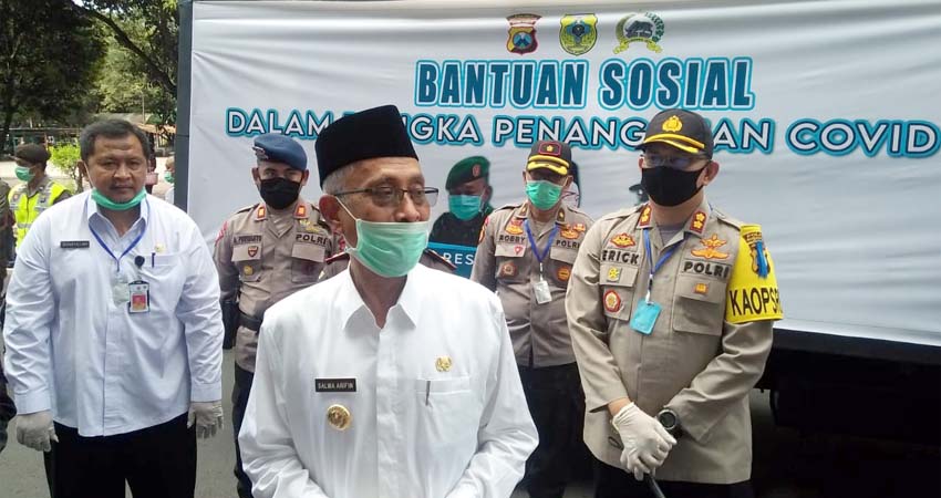 Bupati Salwa Arifin dan Forpimda saat memberikan bantuan pada Abang Becak Terdampak Covid -19. (dul. momentum)