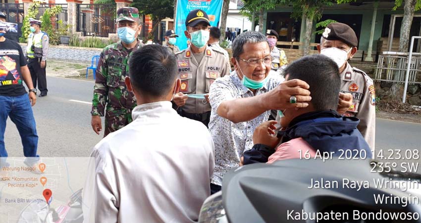 Ahmad Dafir Kunjungi Posko Mudik Observasi Covid-19 Wringin, Bagikan Masker