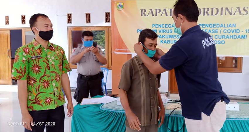 Polsek Curahdami Lakukan Pendampingan Pembagian Masker