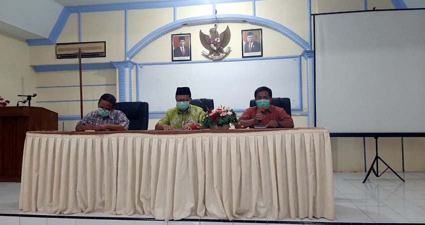 Tengah dr Muhammad Imron Kadinkes Bondowoso saat memberikan keterangan ( foto Dul momentum)