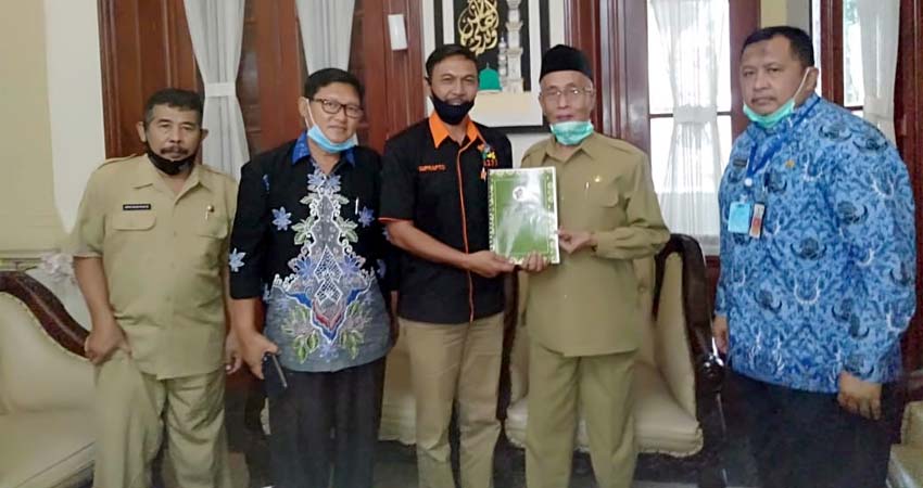 Suprapto Ketua Asosiasi Distributor Pupuk Indonesia Bondowoso (tengah) saat temui Bupati Salwa Arifin. (dul.memontum)