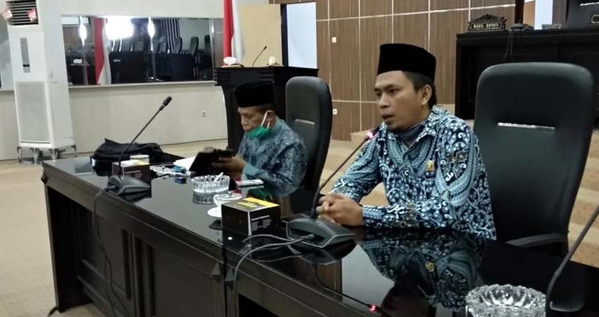 Ketua komisi IV Adi Krisna didampingi wakil ketua komisi IV H.Darsono saat gelar raker bersama (dul memontum)