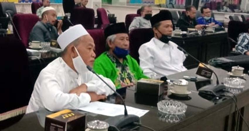 Jajaran Pengurus PC NU Bondowoso dai kanan ke kiri KH Mas'ud Ali, KH Ashari Pasha ,KH Munawir (dul memontum)