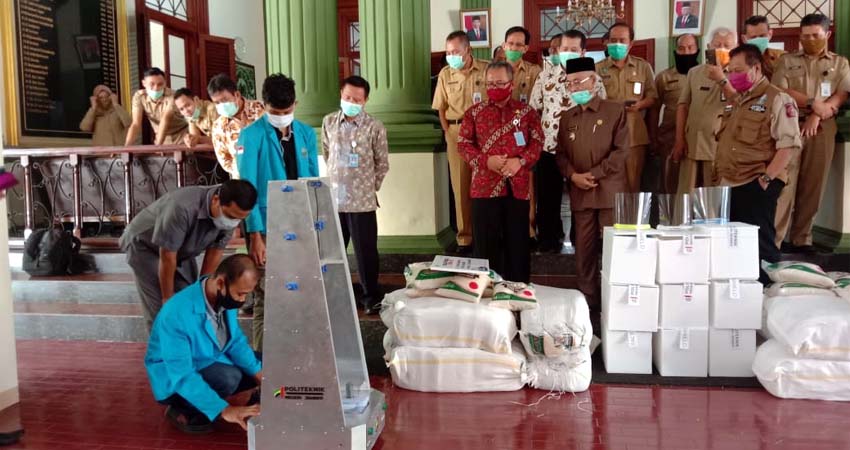 Penyerahan Bantuan Robot penyemprot disenfektan (GCR) oleh Direktur Polije Saiful Anwar Kepada Bupati Bondowoso Salwa Arifin secara simbolis (dul momentum)