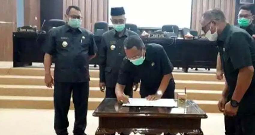 Ketua Dewan Bondowoso, Ahmad Dafir menandatangani persetujuan