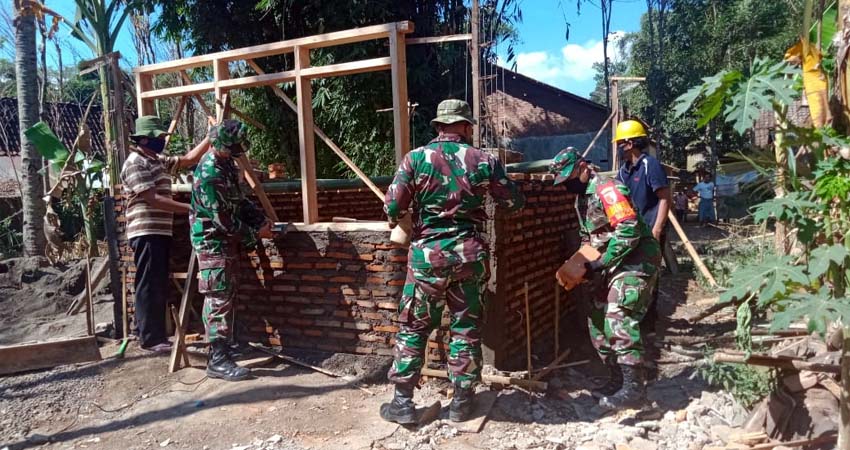 Babinsa Bukor Koramil 0822/05 Bersama Warga Bangun Rumah Tak Layak Huni