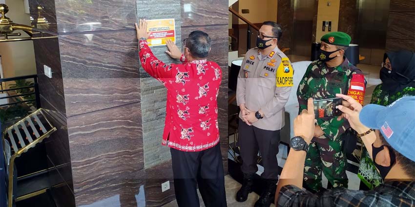 Wabup bersama Kapolres dan Dandim menempelkan stiker