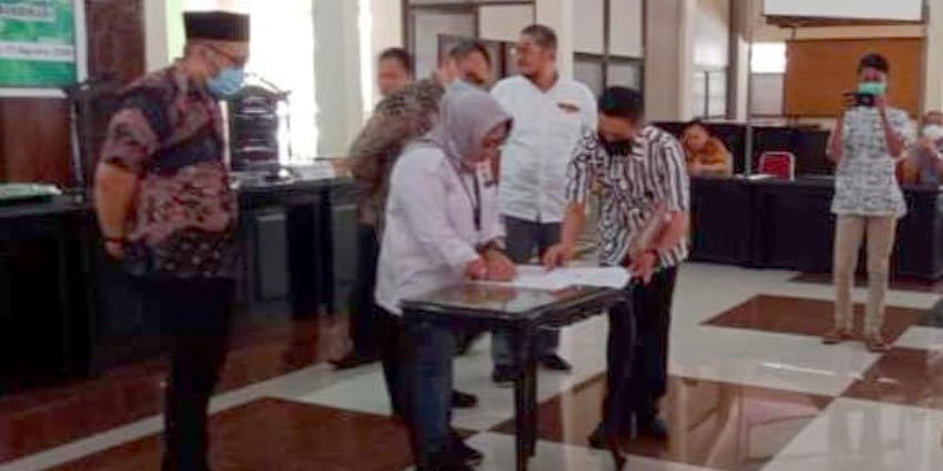 LAUNCHING: Pembangunan ekonomi nasional melalui KUR oleh Kementan bersama Pemkab.Bondowoso. Tampak Direktur Pembiayaan Pertanian Kementan RI, Ir. Indah Megawati MP bersama Wakil Bupati Bondowoso Irwan Bachtiar Rahmat . (foto Dul momentum)