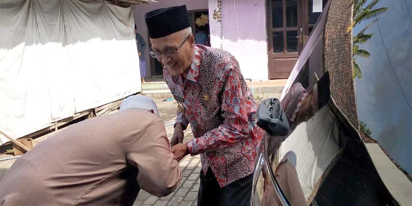 Bupati sesampainya di rumah duka (sam)