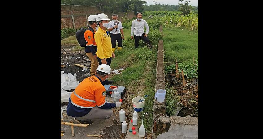 Limbah Pabrik Sumpit Bondowoso Cemari Irigasi Persawahan Warga