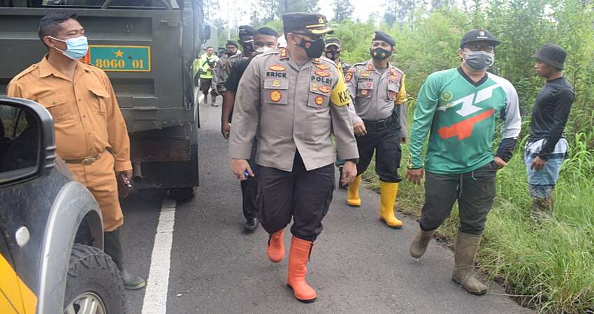 Pasca Banjir dan Longsor Ijen, TNI dan Polri Bersihkan Material Banjir