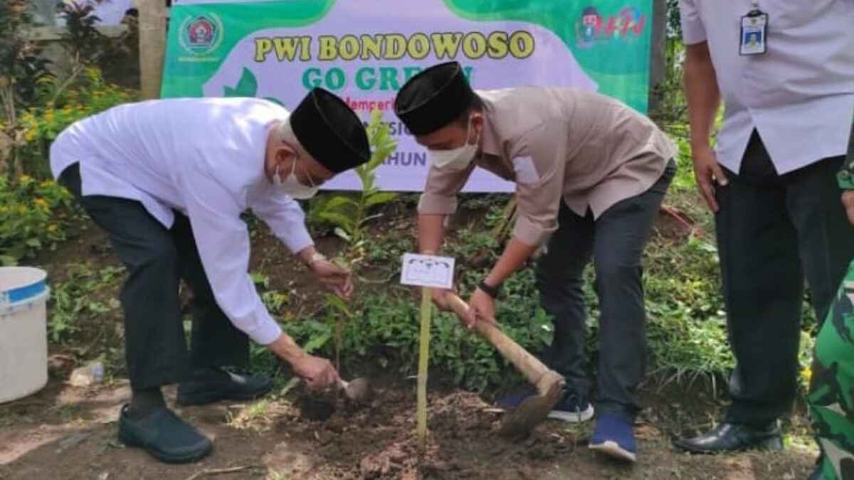 Bupati Salwa Arifin Bersama PWI Bondowoso Tanam Seribu Pohon