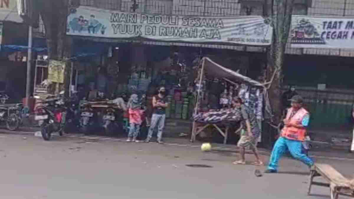 PPKM Darurat, Beredar Video Jalan Raya di Bondowoso Dijadikan Lapangan Main Bola