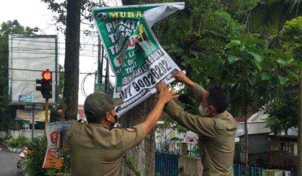 Munculkan Kesan Kumuh, Baliho hingga Reklame Ditertibkan Satpol PP Bondowoso