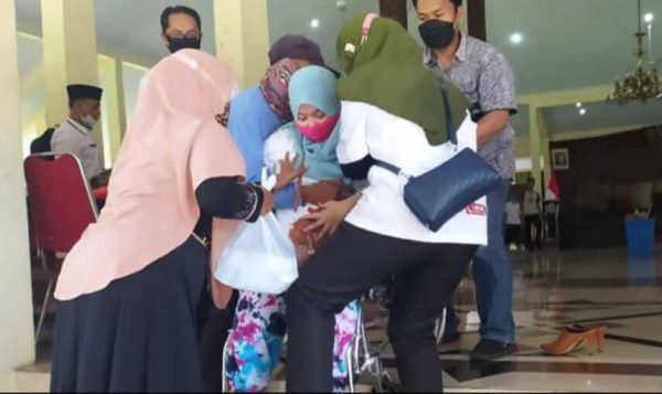 Meriahkan Hari Disabilitas Internasional, Seorang Peserta di Bondowoso Nyaris Terjatuh