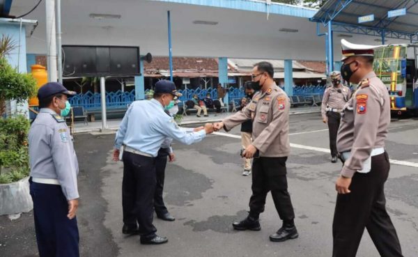 Jelang Nataru, Kapolres Bondowoso bersama Kasat Lantas sapa Pengguna Terminal